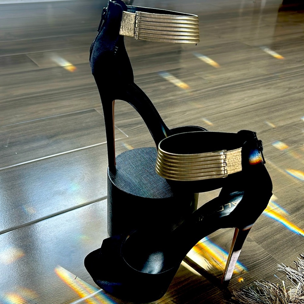 Perfect looking platform stiletto heels in black suede and soft gold anklet.